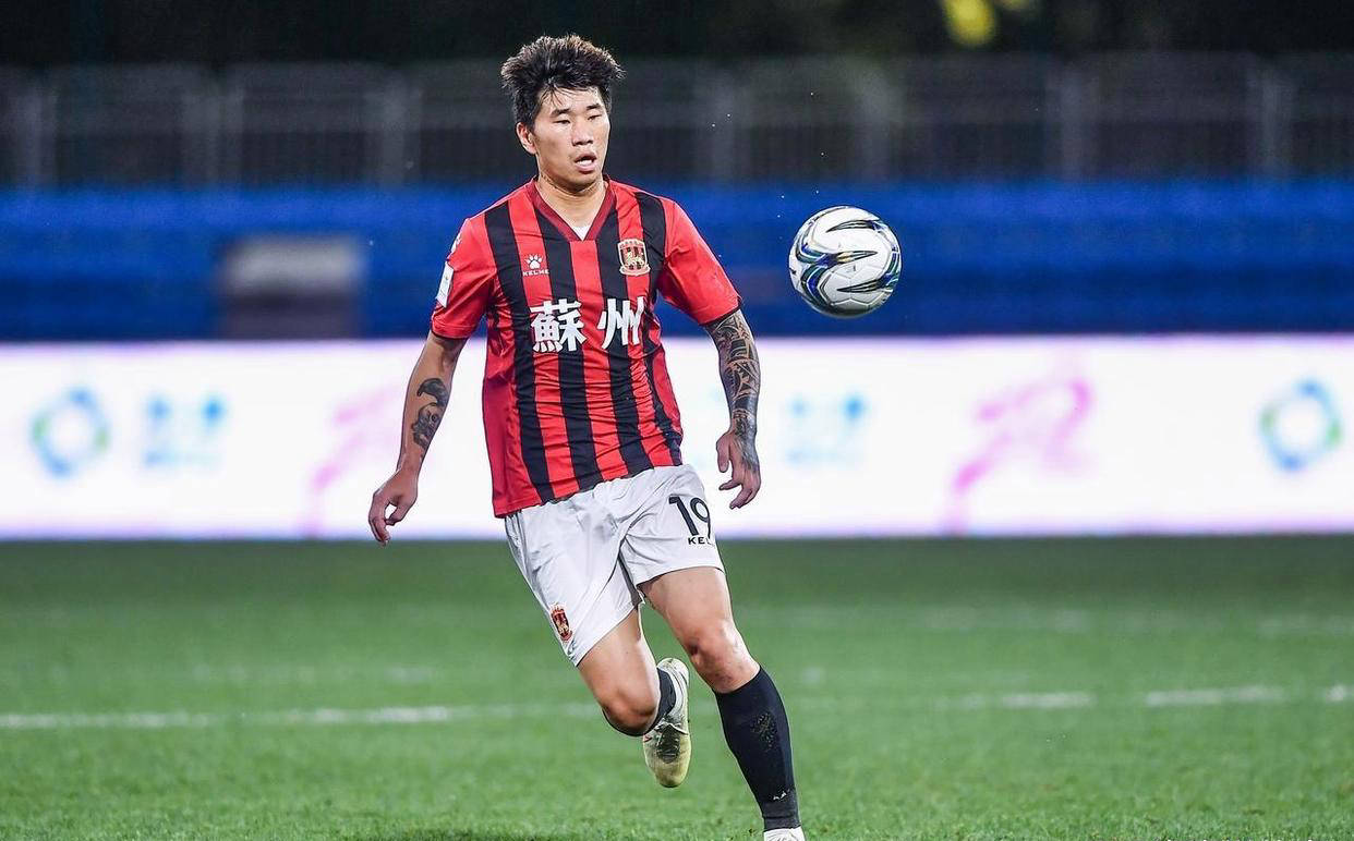 中后卫球员稳重表现，润滑球队整体运转的简单介绍