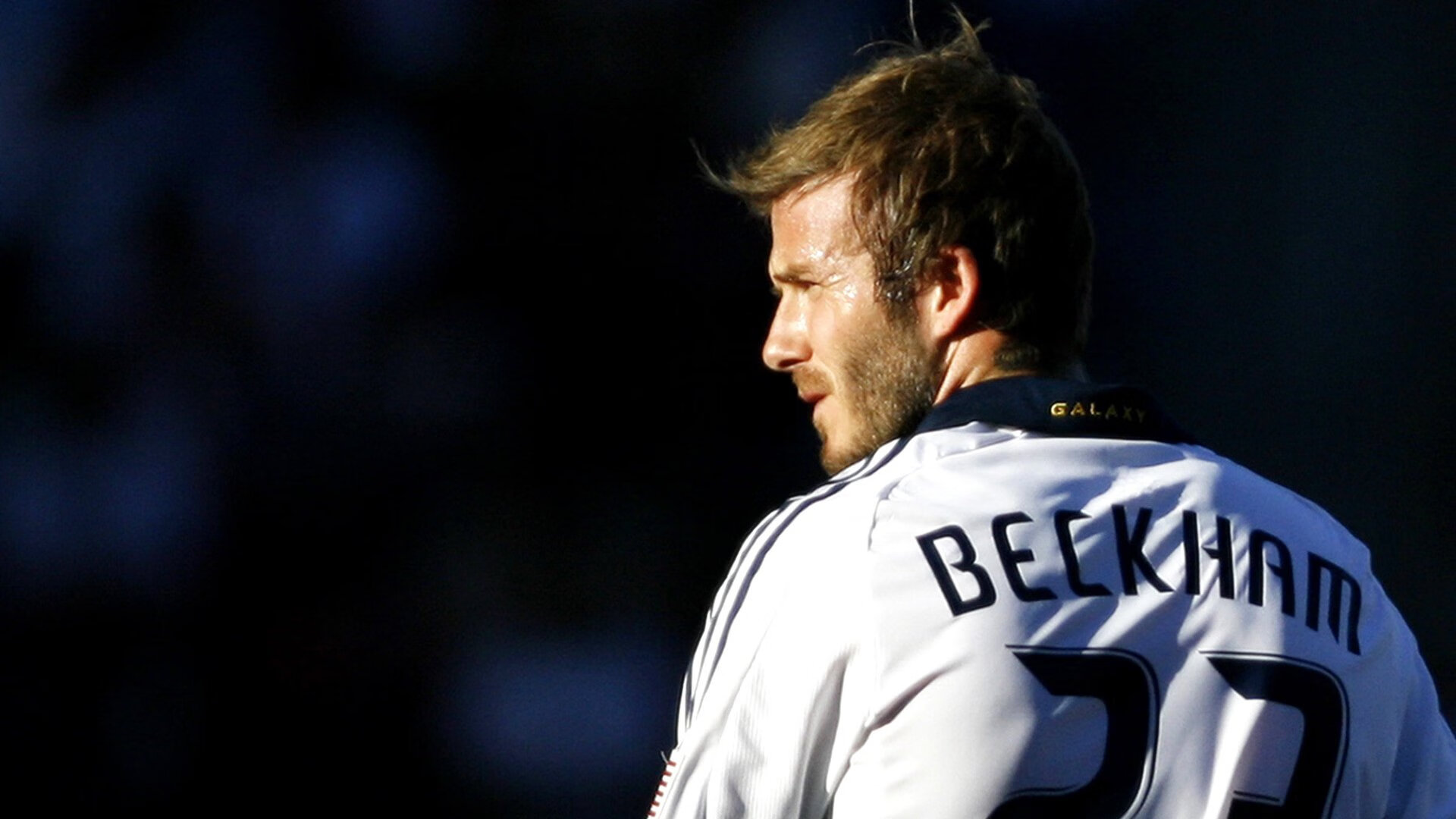 -赛道与绿茵场的双重奏鸣，F1揭幕战悬念与巴萨制霸切尔西的战术启示