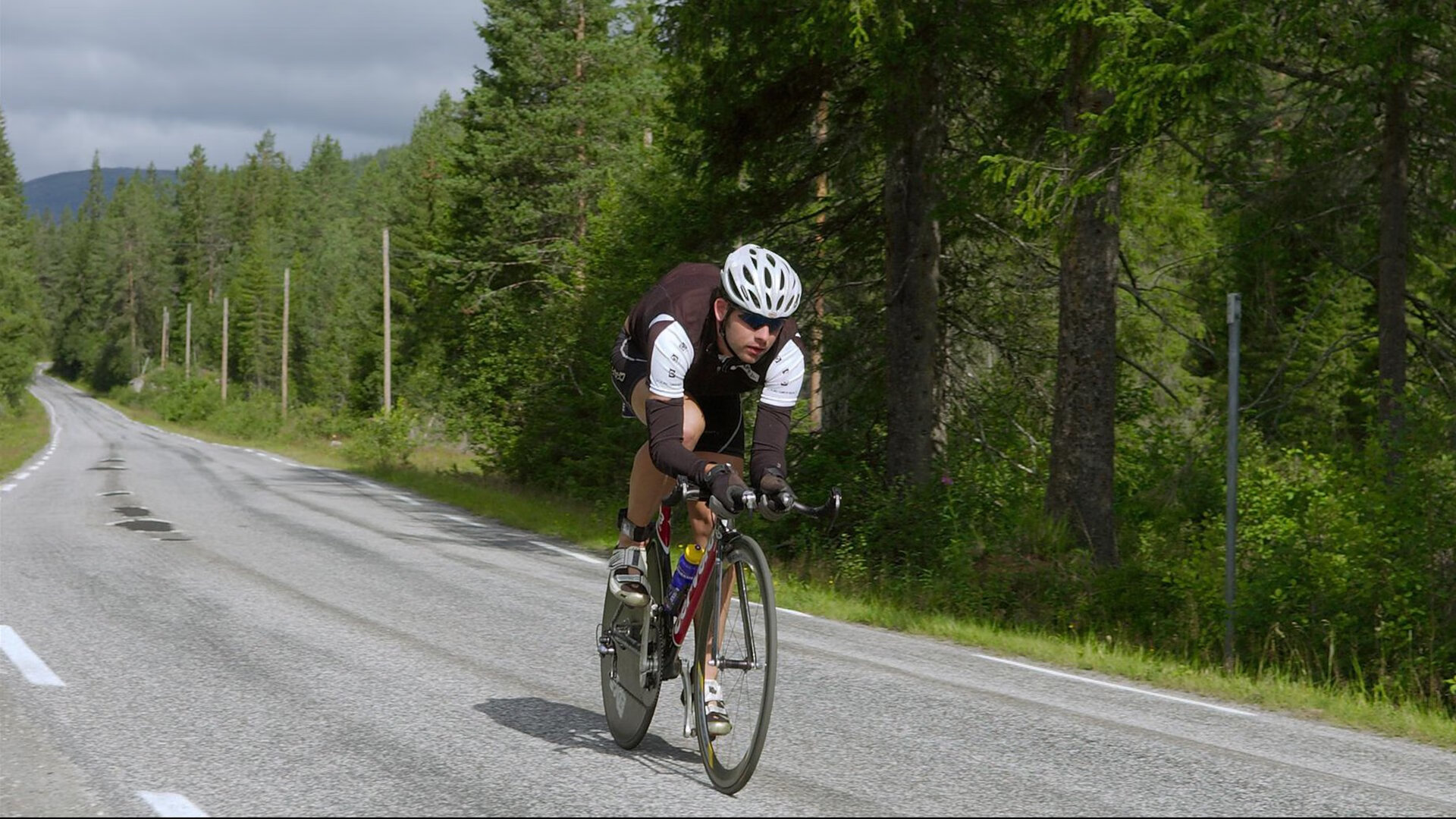DB电竞下载-欧冠淘汰赛的战术启示,骑士式压迫如何跨领域压制篮网式进攻