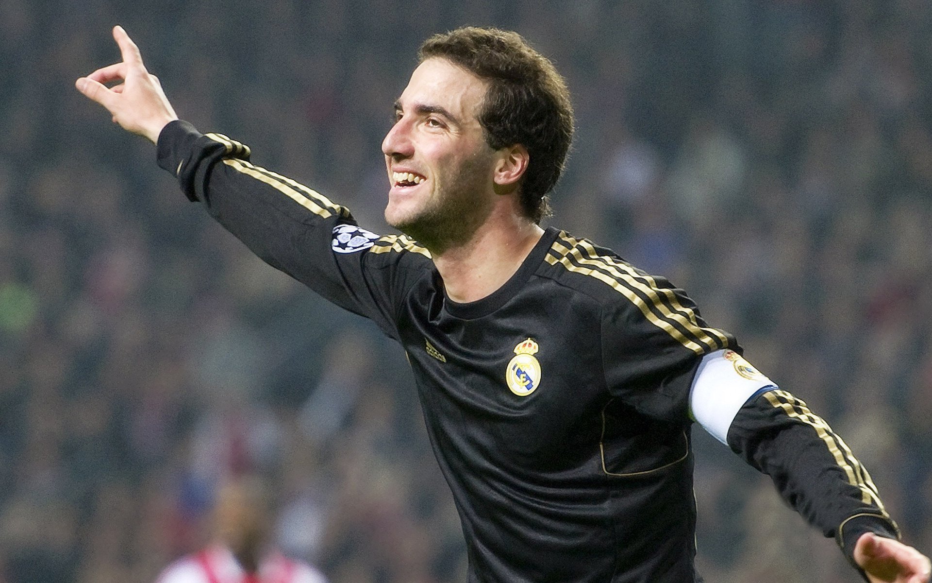 霍勒迪的教科书之夜,F1街道赛的独舞与传奇