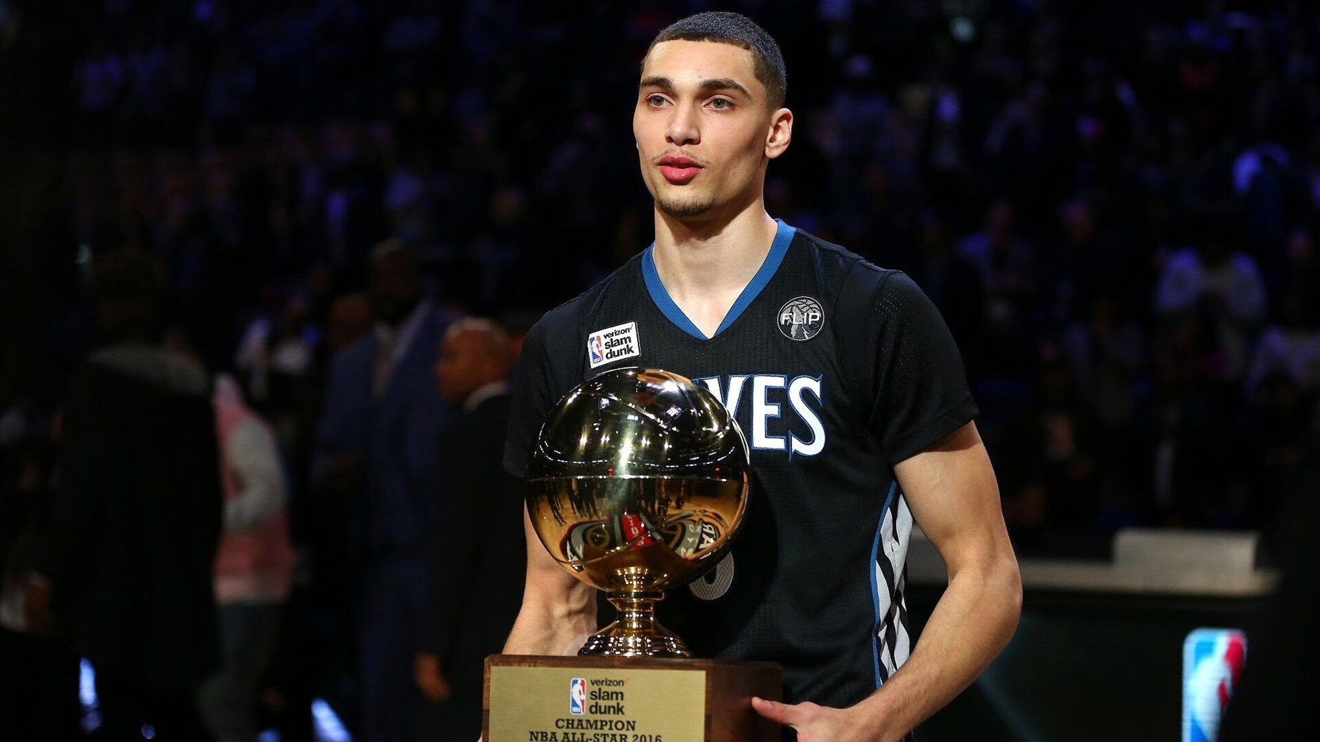 DB电竞平台登录-深圳队对阵雄鹿，詹姆斯统治全场